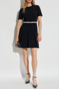 robe-avec-une-ceinture-a-la-taille