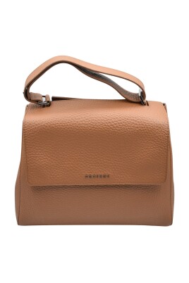 brown-leather-handbag-chic-style