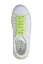 gele-rubberen-sneakers-met-patch
