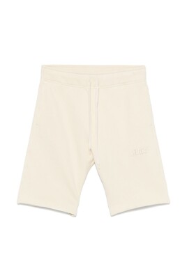 shorts-neutres-pour-un-look-elegant