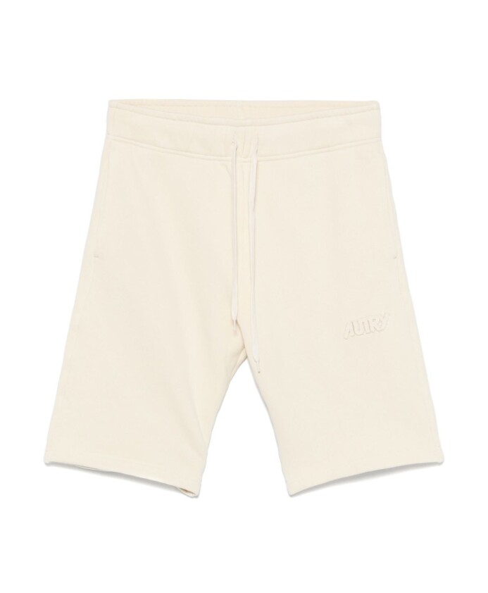 shorts-neutres-pour-un-look-elegant