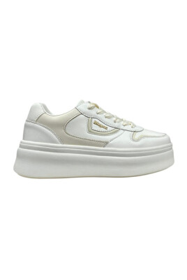 vita-sneakers-med-guldlogodetalj