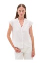haut-blanc-avec-col-en-v-et-boutons