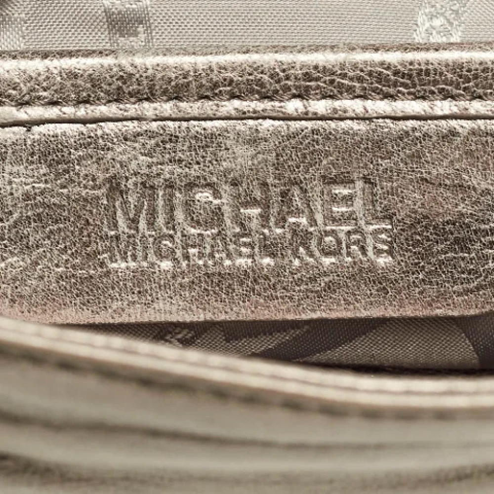 Michael Kors Pre-owned Leather clutches Gray Dames