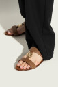mules-en-cuir-avec-une-application-en-forme-de-logo