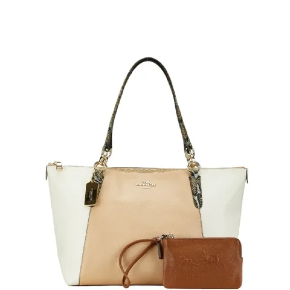 Coach Pre-owned Leather shoulder-bags White Dames