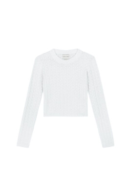 white-sweater-for-seasonal-style