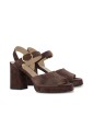 sandales-en-daim-marron-design-elegant