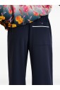 pantalon-bleu-avec-details-blancs