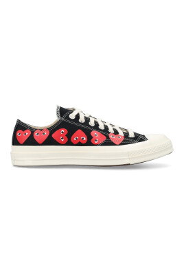 black-heart-print-low-top-sneakers