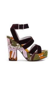 Power-Printed Medal Wedge Sandalen