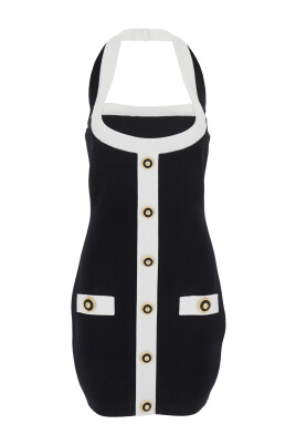 robe-noire-avec-encolure-carree-et-boutons-decoratifs