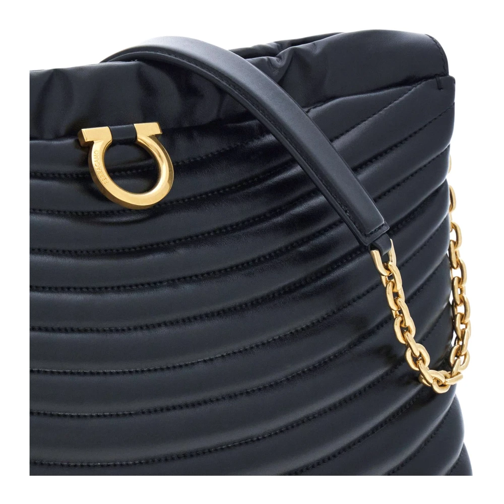 Salvatore Ferragamo Gewatteerde Schoudertas met Gancio Plaque Black Dames