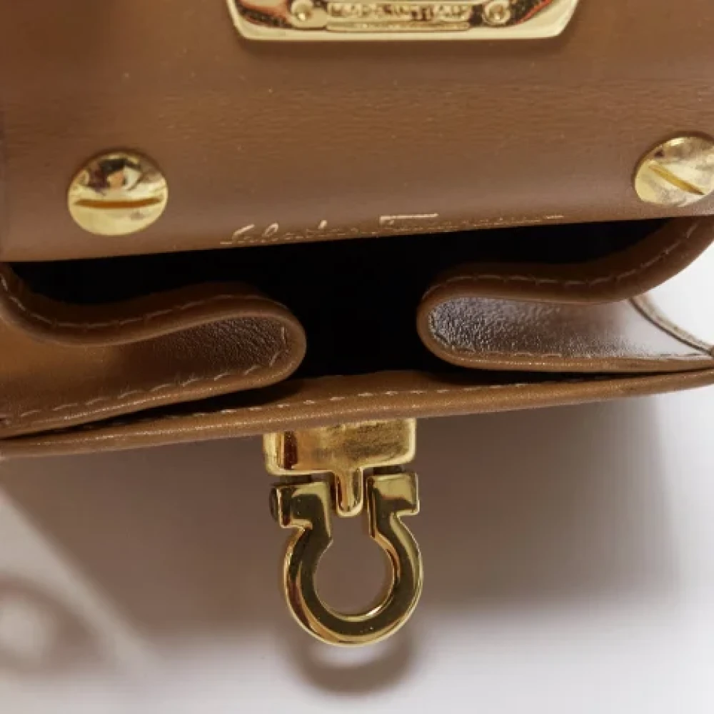 Salvatore Ferragamo Pre-owned Leather crossbody-bags Yellow Dames