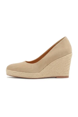 Beige mockapumps på en platåklack