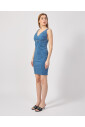 robe-bleue-sans-manches-avec-decollete-devant-et-derriere