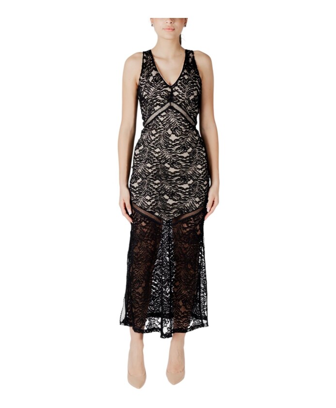 robe-noire-sans-manches-a-col-v
