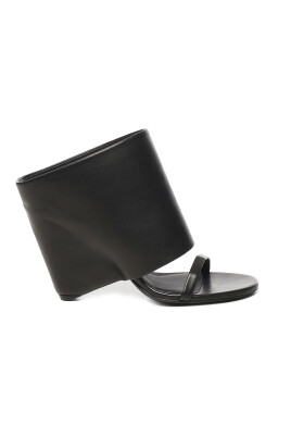 sandales-noires-en-peau-dagneau-avec-bride-fine