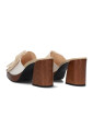 witte-leren-sandaal-met-decoratieve-gesp