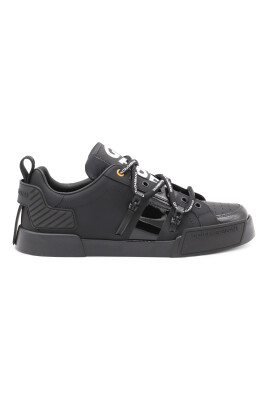 black-sneakers-with-tubular-laces