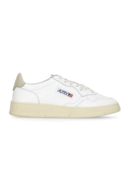 sneakers-en-cuir-blanc-avec-details-logo