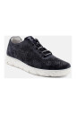 sneakers-bleues-a-semelle-basse-et-motifs-perfores