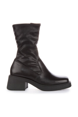 black-leather-mid-height-boots-women