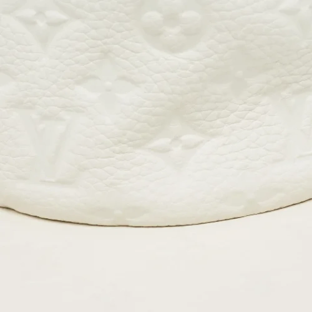 Louis Vuitton Vintage Pre-owned Leather hats White Dames