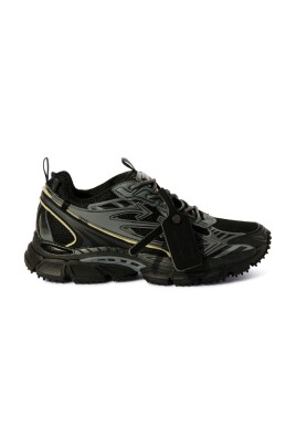 sneaker-noir-avec-etiquette-logo