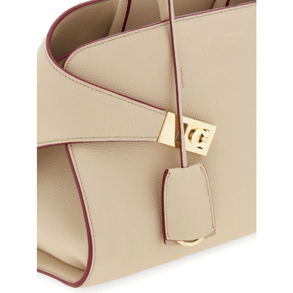 Salvatore Ferragamo Beige Gehamerd Leren Handtas met Gouden Hardware Beige Dames