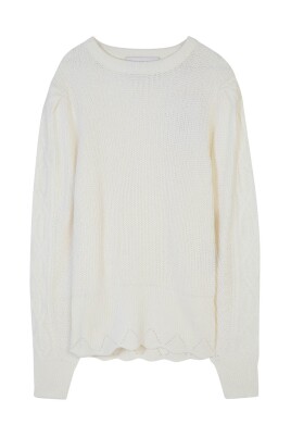 tricot-a-col-rond-avec-decorations-aux-manches