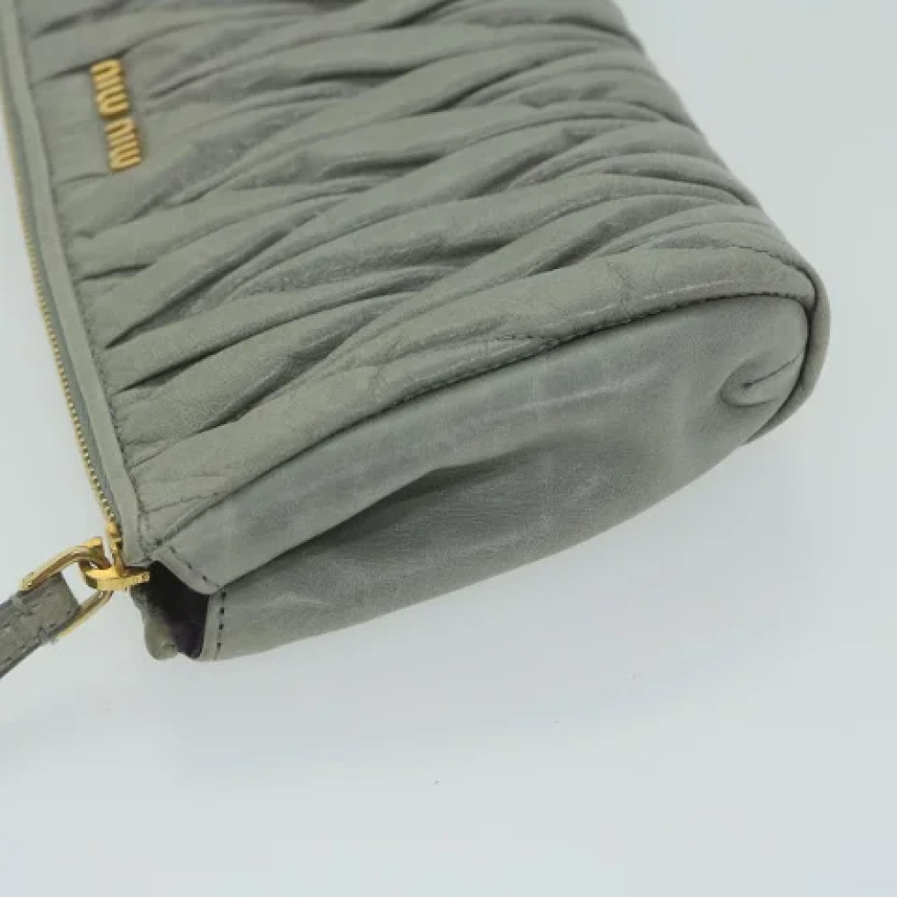 Miu Pre-owned Leather clutches Gray Dames