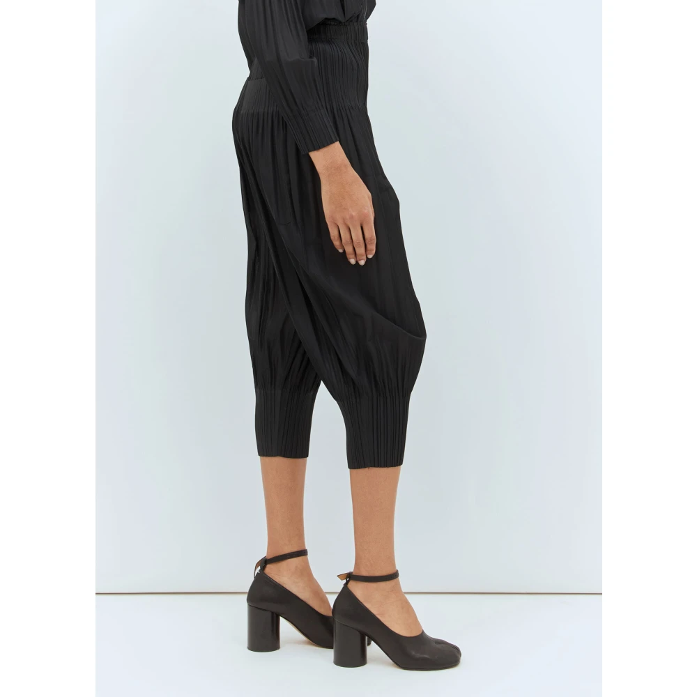 Issey Miyake Geplooide Fluffy Tapered Broek Black Dames