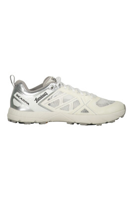 contrasting-low-top-sneakers-with-extra-laces