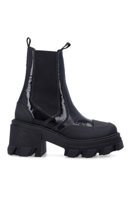 black-closed-heeled-chelsea-boots