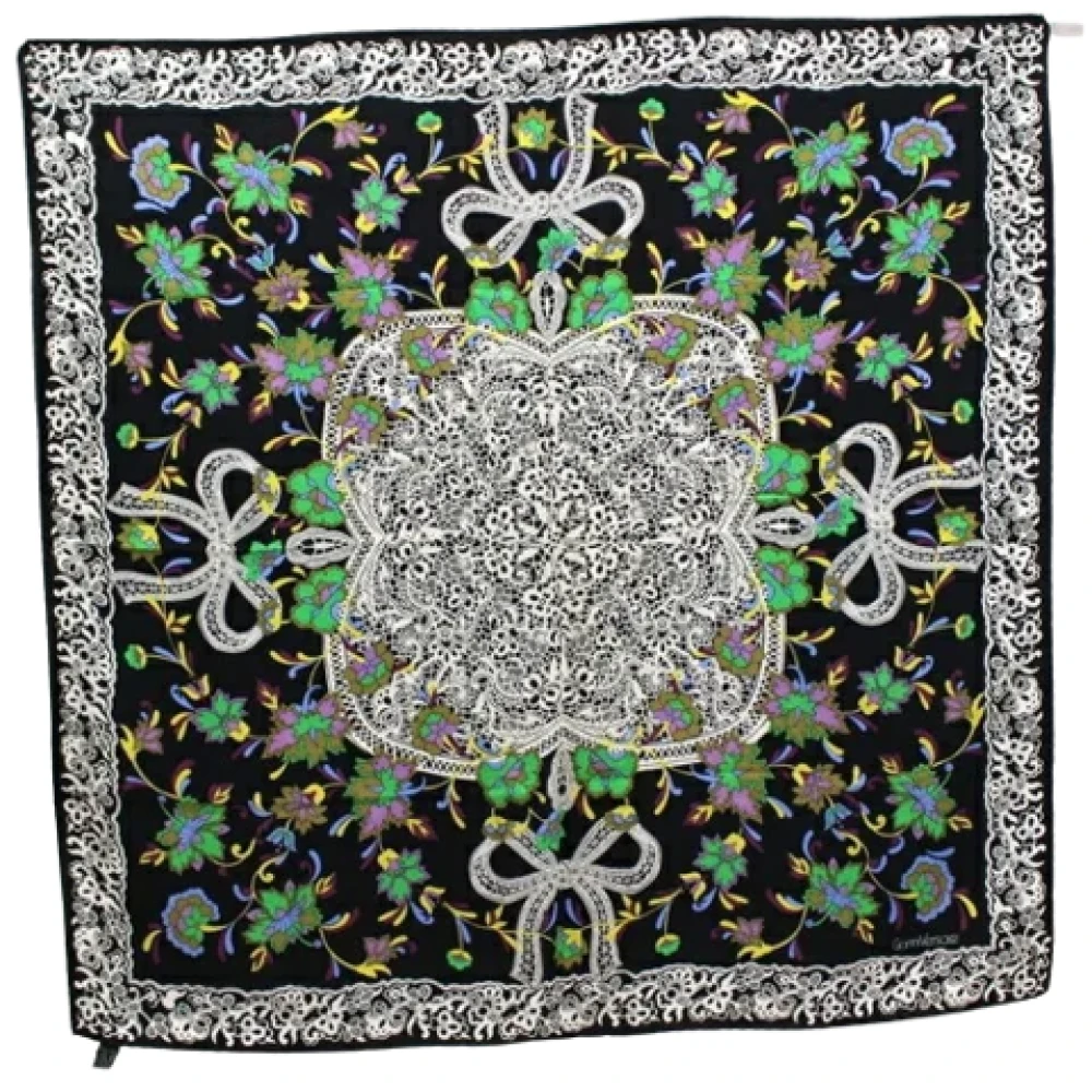 Versace Pre-owned Silk scarves Black Dames