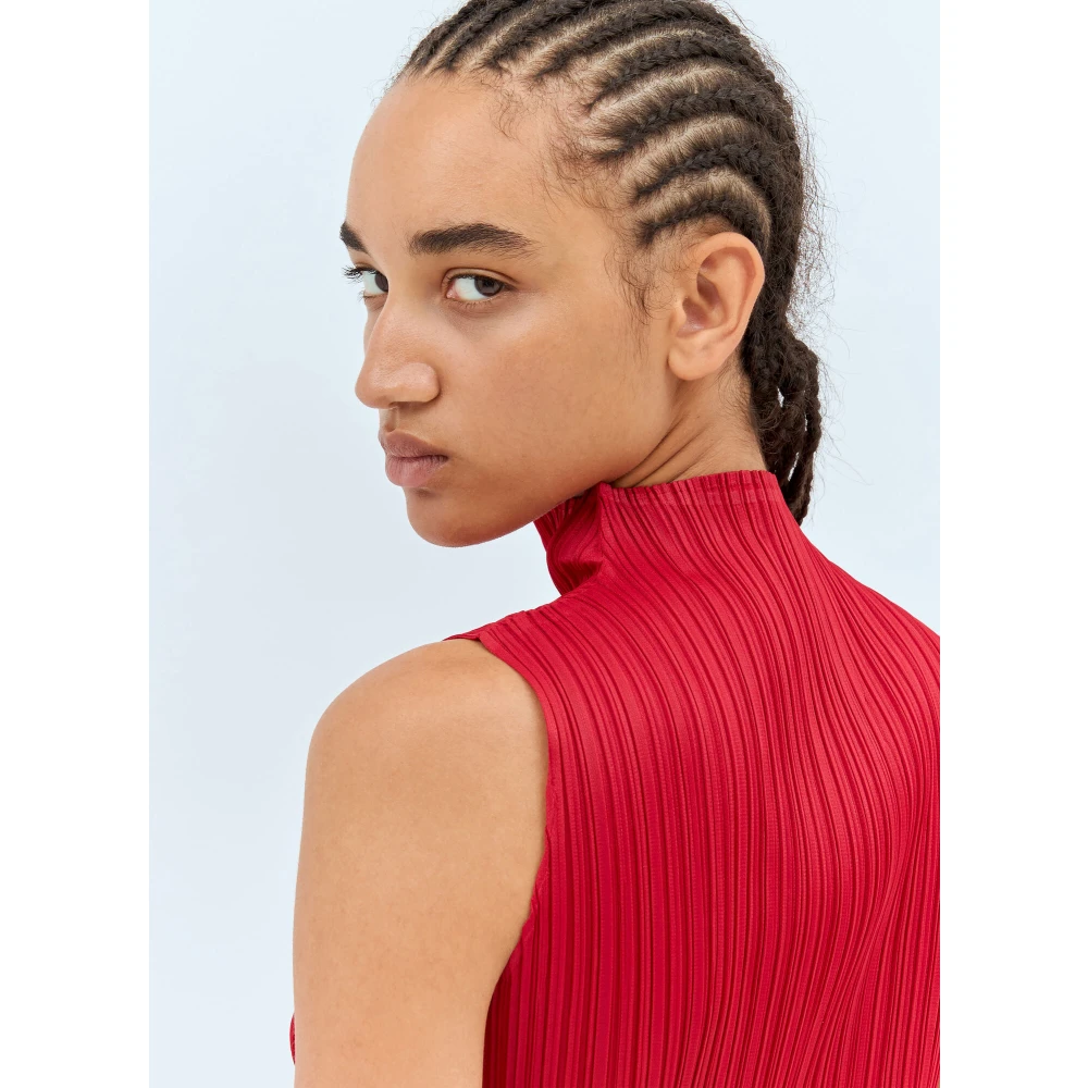 Issey Miyake Geplooide hoge hals top Red Dames
