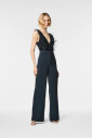 combinaison-bleue-avec-col-en-v-et-plumes