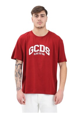 t-shirt-bordeaux-avec-un-design-impactant