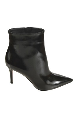 black-heeled-boots