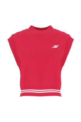 haut-rouge-sans-manches-avec-logo-contrastant