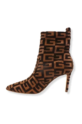 Dafina 3 Boot