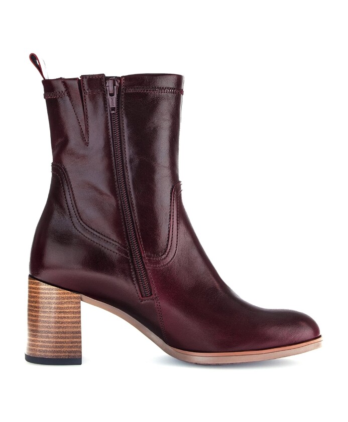 elegante-bottine-en-cuir-rouge