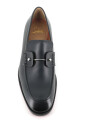 mocassins-en-cuir-noir-avec-epingle-argentee