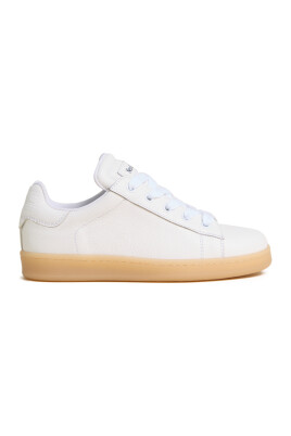 white-sneakers-for-stylish-look