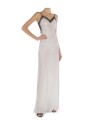 robe-longue-en-satin-blanc-avec-bordure-en-dentelle