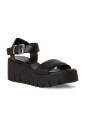 sandales-plates-decontractees-noires-ouvertes
