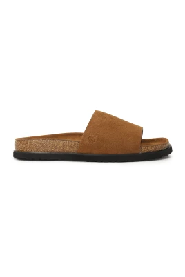 Bruna mocka flip-flops på en korksula