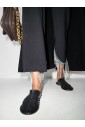 mules-en-cuir-noir-a-motif-dot