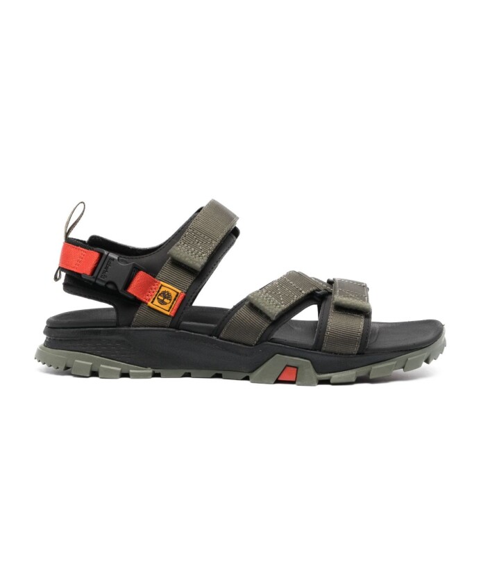 grona-sandaler-med-logotyptryck